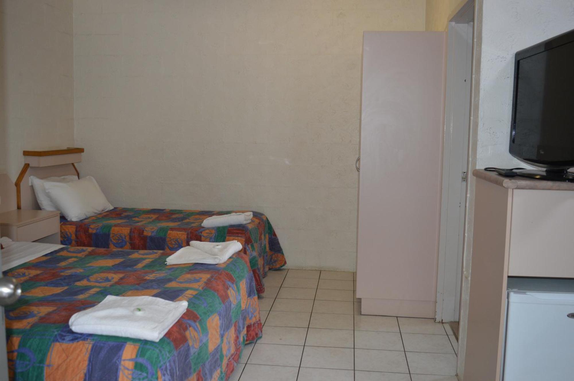 Mid City Motor Inn Gladstone Oda fotoğraf